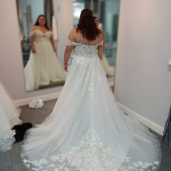 Mori Lee Pierette Elegant Lace Wedding Dress in Ivory - Picture 4 of 4